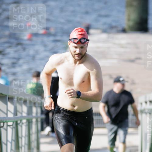 10.08.2025 - GEWOBA Citytriathlon Bremen H.Heesch http://msf.ph/oto/8546590 10.08.2025 10:18:54 Schwimmen 355, 376 meine-sportfotos.de