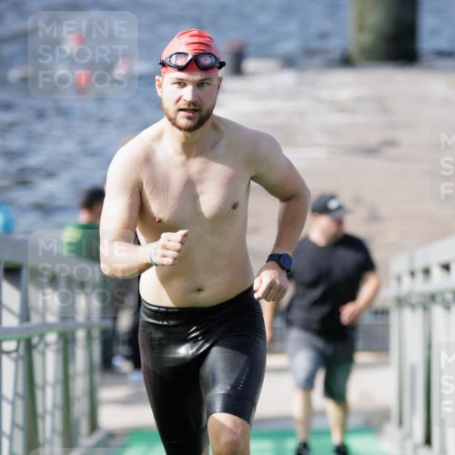 10.08.2025 - GEWOBA Citytriathlon Bremen H.Heesch http://msf.ph/oto/8546599 10.08.2025 10:18:54 Schwimmen 355, 376 meine-sportfotos.de