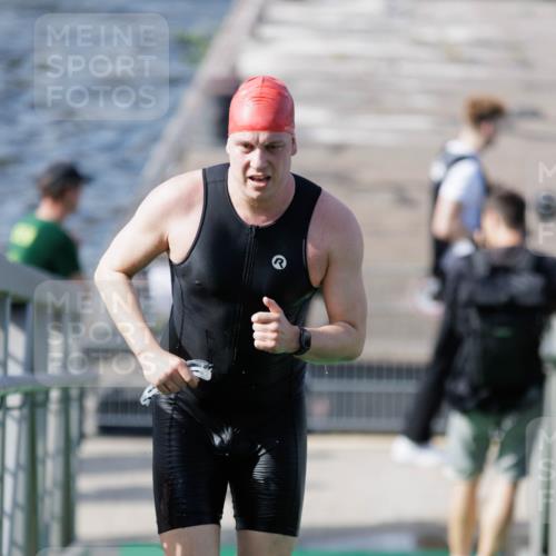 10.08.2025 - GEWOBA Citytriathlon Bremen H.Heesch http://msf.ph/oto/8546602 10.08.2025 10:19:04 Schwimmen 355, 370 meine-sportfotos.de