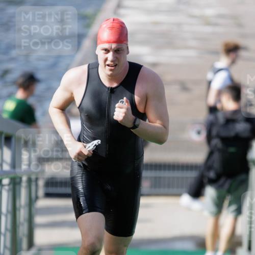 10.08.2025 - GEWOBA Citytriathlon Bremen H.Heesch http://msf.ph/oto/8546604 10.08.2025 10:19:04 Schwimmen 355, 370 meine-sportfotos.de