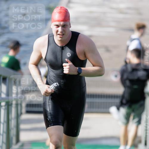 10.08.2025 - GEWOBA Citytriathlon Bremen H.Heesch http://msf.ph/oto/8546607 10.08.2025 10:19:04 Schwimmen 355, 370 meine-sportfotos.de
