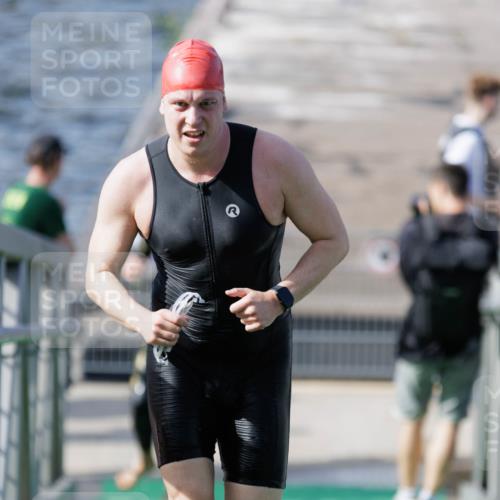 10.08.2025 - GEWOBA Citytriathlon Bremen H.Heesch http://msf.ph/oto/8546610 10.08.2025 10:19:04 Schwimmen 355, 370 meine-sportfotos.de