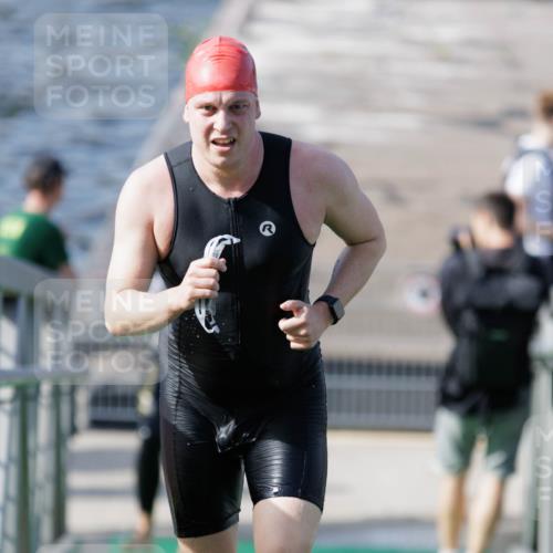 10.08.2025 - GEWOBA Citytriathlon Bremen H.Heesch http://msf.ph/oto/8546614 10.08.2025 10:19:04 Schwimmen 355, 370 meine-sportfotos.de