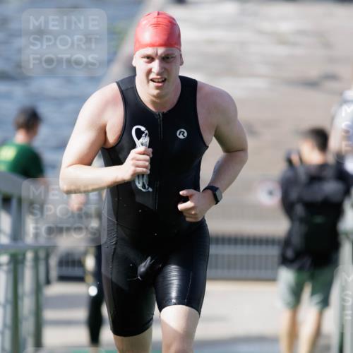10.08.2025 - GEWOBA Citytriathlon Bremen H.Heesch http://msf.ph/oto/8546616 10.08.2025 10:19:05 Schwimmen 370 meine-sportfotos.de