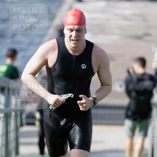 10.08.2025 - GEWOBA Citytriathlon Bremen H.Heesch http://msf.ph/oto/8546619 10.08.2025 10:19:05 Schwimmen 370 meine-sportfotos.de