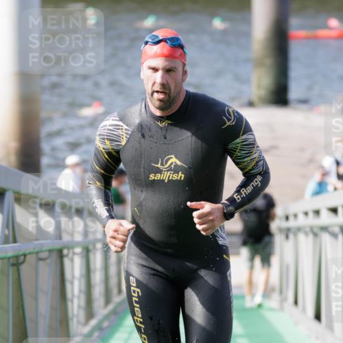 10.08.2025 - GEWOBA Citytriathlon Bremen H.Heesch http://msf.ph/oto/8546621 10.08.2025 10:19:13 Schwimmen 370, 408 meine-sportfotos.de