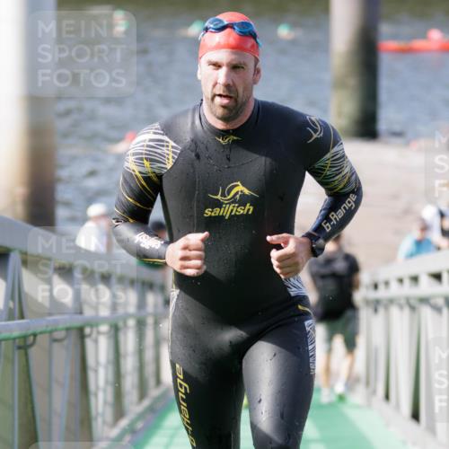 10.08.2025 - GEWOBA Citytriathlon Bremen H.Heesch http://msf.ph/oto/8546625 10.08.2025 10:19:13 Schwimmen 370, 408 meine-sportfotos.de