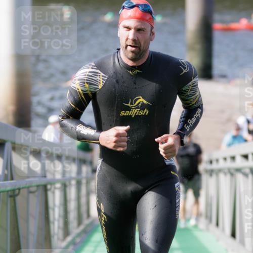 10.08.2025 - GEWOBA Citytriathlon Bremen H.Heesch http://msf.ph/oto/8546628 10.08.2025 10:19:13 Schwimmen 370, 408 meine-sportfotos.de
