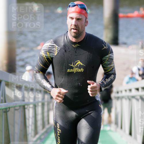 10.08.2025 - GEWOBA Citytriathlon Bremen H.Heesch http://msf.ph/oto/8546630 10.08.2025 10:19:13 Schwimmen 370, 408 meine-sportfotos.de