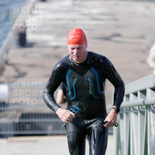 10.08.2025 - GEWOBA Citytriathlon Bremen H.Heesch http://msf.ph/oto/8546647 10.08.2025 10:19:26 Schwimmen 426 meine-sportfotos.de