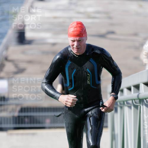 10.08.2025 - GEWOBA Citytriathlon Bremen H.Heesch http://msf.ph/oto/8546648 10.08.2025 10:19:26 Schwimmen 426 meine-sportfotos.de