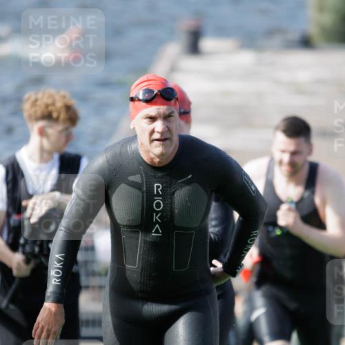 10.08.2025 - GEWOBA Citytriathlon Bremen H.Heesch http://msf.ph/oto/8546711 10.08.2025 10:19:50 Schwimmen 384, 420, 432, 448, 466 meine-sportfotos.de