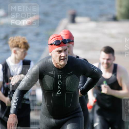 10.08.2025 - GEWOBA Citytriathlon Bremen H.Heesch http://msf.ph/oto/8546719 10.08.2025 10:19:50 Schwimmen 384, 420, 432, 448, 466 meine-sportfotos.de