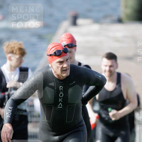 10.08.2025 - GEWOBA Citytriathlon Bremen H.Heesch http://msf.ph/oto/8546726 10.08.2025 10:19:50 Schwimmen 384, 420, 432, 448, 466 meine-sportfotos.de