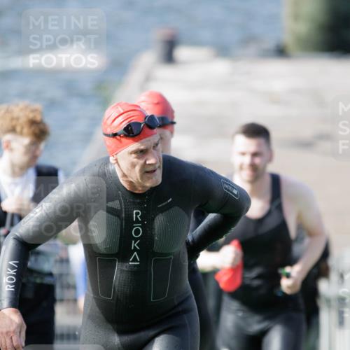10.08.2025 - GEWOBA Citytriathlon Bremen H.Heesch http://msf.ph/oto/8546748 10.08.2025 10:19:51 Schwimmen 384, 405, 420, 432, 448, 466 meine-sportfotos.de