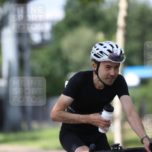 10.08.2025 - GEWOBA Citytriathlon Bremen Yannick Fuchs http://msf.ph/oto/8546766 10.08.2025 13:02:44 Radfahren 647, 661, 712, 911, 955, 1020 meine-sportfotos.de