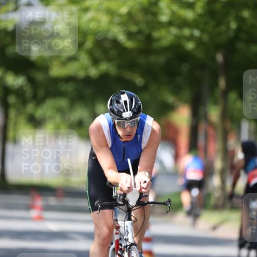 10.08.2025 - GEWOBA Citytriathlon Bremen Yannick Fuchs http://msf.ph/oto/8546902 10.08.2025 13:03:18 Radfahren 633, 651, 668, 693, 727, 748, 898, 945, 954 meine-sportfotos.de