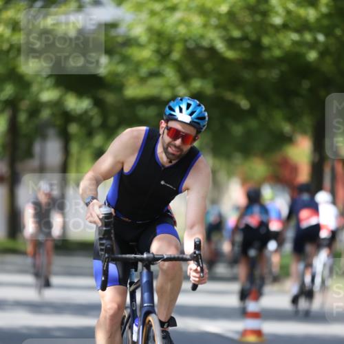 10.08.2025 - GEWOBA Citytriathlon Bremen Yannick Fuchs http://msf.ph/oto/8546915 10.08.2025 13:03:19 Radfahren 633, 651, 668, 693, 727, 748, 898, 945, 954 meine-sportfotos.de