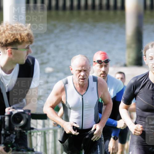 10.08.2025 - GEWOBA Citytriathlon Bremen H.Heesch http://msf.ph/oto/8547010 10.08.2025 10:20:01 Schwimmen 352, 390, 405, 432, 451, 483 meine-sportfotos.de