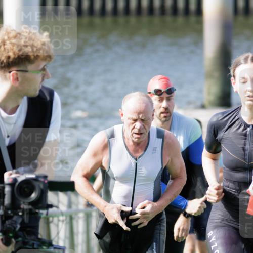 10.08.2025 - GEWOBA Citytriathlon Bremen H.Heesch http://msf.ph/oto/8547023 10.08.2025 10:20:01 Schwimmen 352, 390, 405, 432, 451, 483 meine-sportfotos.de