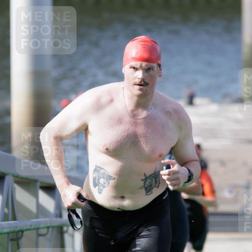 10.08.2025 - GEWOBA Citytriathlon Bremen H.Heesch http://msf.ph/oto/8547114 10.08.2025 10:20:10 Schwimmen 371, 390, 445, 451, 479 meine-sportfotos.de