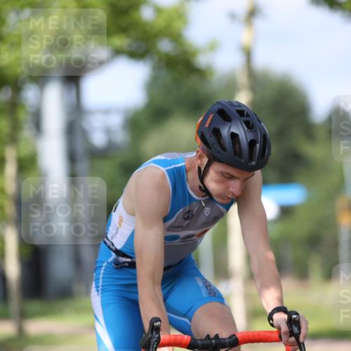 10.08.2025 - GEWOBA Citytriathlon Bremen Yannick Fuchs http://msf.ph/oto/8547118 10.08.2025 12:09:28 Radfahren 611, 633, 674, 814, 837, 880, 890, 896 meine-sportfotos.de