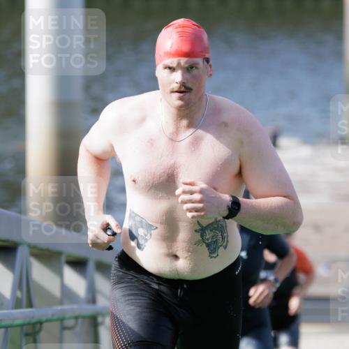 10.08.2025 - GEWOBA Citytriathlon Bremen H.Heesch http://msf.ph/oto/8547153 10.08.2025 10:20:10 Schwimmen 371, 390, 445, 451, 479 meine-sportfotos.de