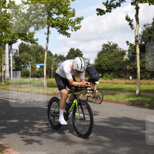 10.08.2025 - GEWOBA Citytriathlon Bremen Yannick Fuchs http://msf.ph/oto/8547179 10.08.2025 10:51:54 Radfahren 71, 121, 241, 384, 476 meine-sportfotos.de
