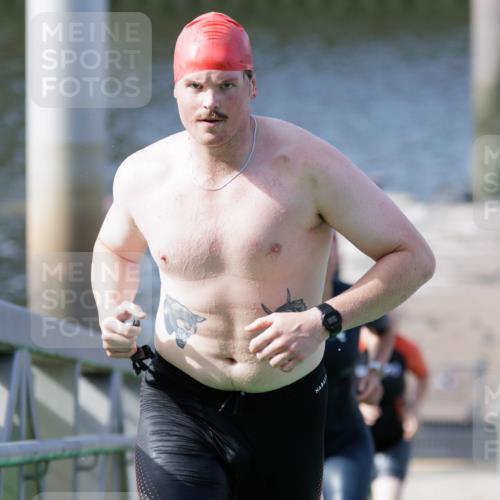 10.08.2025 - GEWOBA Citytriathlon Bremen H.Heesch http://msf.ph/oto/8547181 10.08.2025 10:20:10 Schwimmen 371, 390, 445, 451, 479 meine-sportfotos.de