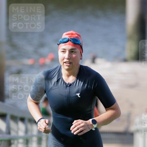 10.08.2025 - GEWOBA Citytriathlon Bremen H.Heesch http://msf.ph/oto/8547189 10.08.2025 10:20:12 Schwimmen 371, 445, 451, 479 meine-sportfotos.de