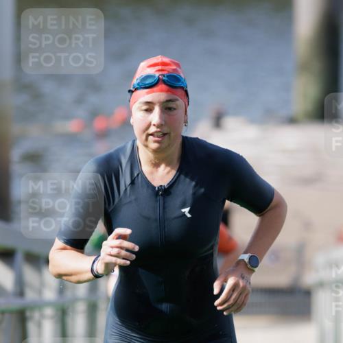 10.08.2025 - GEWOBA Citytriathlon Bremen H.Heesch http://msf.ph/oto/8547196 10.08.2025 10:20:12 Schwimmen 371, 445, 451, 479 meine-sportfotos.de