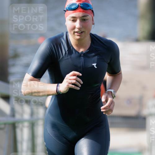 10.08.2025 - GEWOBA Citytriathlon Bremen H.Heesch http://msf.ph/oto/8547224 10.08.2025 10:20:12 Schwimmen 371, 445, 451, 479 meine-sportfotos.de