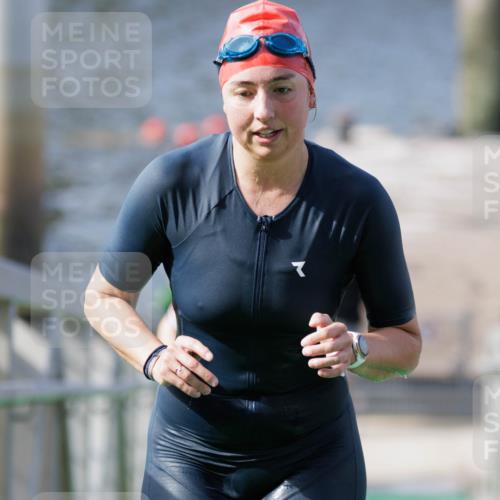 10.08.2025 - GEWOBA Citytriathlon Bremen H.Heesch http://msf.ph/oto/8547239 10.08.2025 10:20:12 Schwimmen 371, 445, 451, 479 meine-sportfotos.de