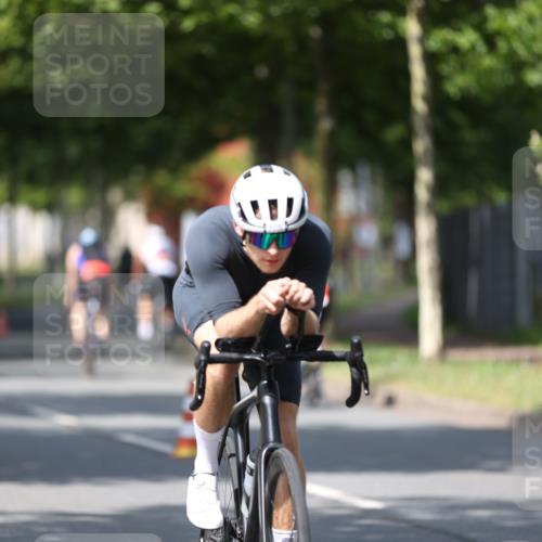 10.08.2025 - GEWOBA Citytriathlon Bremen Yannick Fuchs http://msf.ph/oto/8547257 10.08.2025 12:09:57 Radfahren 586, 607, 628, 688, 697, 732, 830, 849 meine-sportfotos.de
