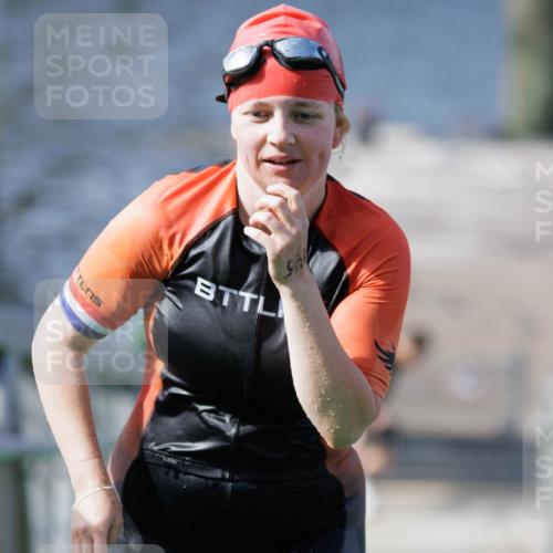 10.08.2025 - GEWOBA Citytriathlon Bremen H.Heesch http://msf.ph/oto/8547268 10.08.2025 10:20:14 Schwimmen 371, 445, 479 meine-sportfotos.de