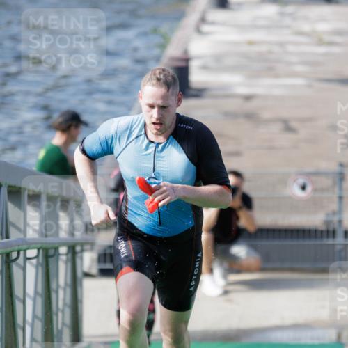 10.08.2025 - GEWOBA Citytriathlon Bremen H.Heesch http://msf.ph/oto/8547310 10.08.2025 10:20:17 Schwimmen 363, 371, 445, 479, 504 meine-sportfotos.de