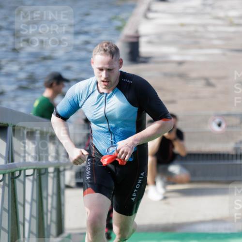 10.08.2025 - GEWOBA Citytriathlon Bremen H.Heesch http://msf.ph/oto/8547316 10.08.2025 10:20:17 Schwimmen 363, 371, 445, 479, 504 meine-sportfotos.de