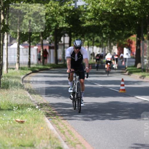 10.08.2025 - GEWOBA Citytriathlon Bremen Yannick Fuchs http://msf.ph/oto/8547330 10.08.2025 12:10:20 Radfahren 647, 710, 889, 1024 meine-sportfotos.de