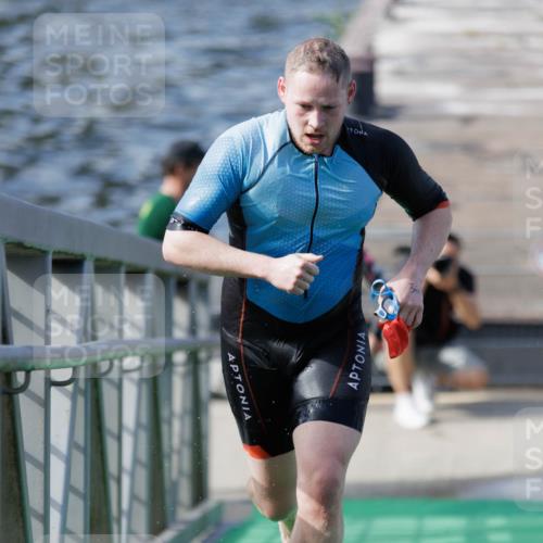 10.08.2025 - GEWOBA Citytriathlon Bremen H.Heesch http://msf.ph/oto/8547332 10.08.2025 10:20:17 Schwimmen 363, 371, 445, 479, 504 meine-sportfotos.de