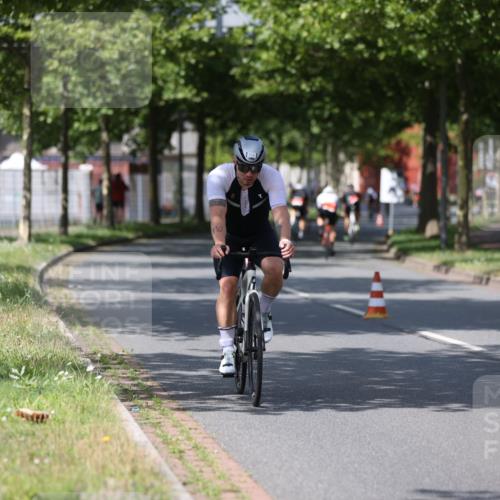 10.08.2025 - GEWOBA Citytriathlon Bremen Yannick Fuchs http://msf.ph/oto/8547334 10.08.2025 12:10:20 Radfahren 647, 710, 889, 1024 meine-sportfotos.de