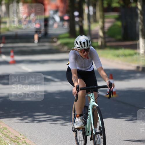 10.08.2025 - GEWOBA Citytriathlon Bremen Yannick Fuchs http://msf.ph/oto/8547360 10.08.2025 13:05:14 Radfahren 587, 622, 641, 645, 745, 884, 916, 928, 943, 958, 1010 meine-sportfotos.de