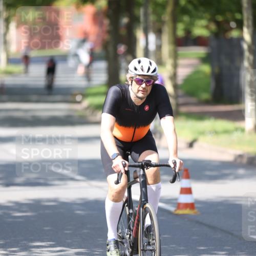 10.08.2025 - GEWOBA Citytriathlon Bremen Yannick Fuchs http://msf.ph/oto/8547377 10.08.2025 13:05:15 Radfahren 587, 622, 641, 645, 884, 916, 928, 943, 958, 1010 meine-sportfotos.de