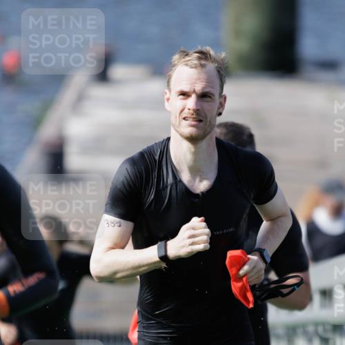 10.08.2025 - GEWOBA Citytriathlon Bremen H.Heesch http://msf.ph/oto/8547398 10.08.2025 10:20:32 Schwimmen 389, 394, 396, 406, 456, 473, 504 meine-sportfotos.de