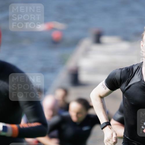 10.08.2025 - GEWOBA Citytriathlon Bremen H.Heesch http://msf.ph/oto/8547405 10.08.2025 10:20:32 Schwimmen 389, 394, 396, 406, 456, 473, 504 meine-sportfotos.de