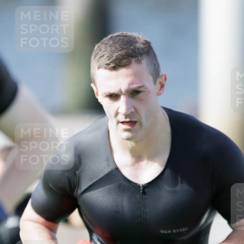 10.08.2025 - GEWOBA Citytriathlon Bremen H.Heesch http://msf.ph/oto/8547420 10.08.2025 10:20:35 Schwimmen 389, 394, 396, 406, 456, 473 meine-sportfotos.de