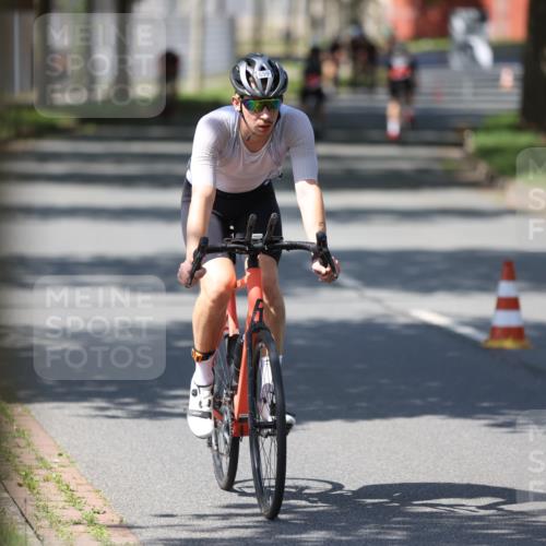 10.08.2025 - GEWOBA Citytriathlon Bremen Yannick Fuchs http://msf.ph/oto/8547438 10.08.2025 13:05:27 Radfahren 587, 615, 622, 627, 641, 659, 809, 876, 897, 928, 943, 958 meine-sportfotos.de