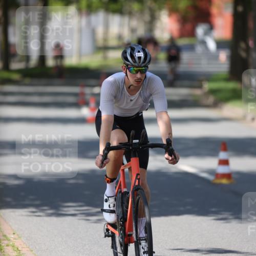 10.08.2025 - GEWOBA Citytriathlon Bremen Yannick Fuchs http://msf.ph/oto/8547441 10.08.2025 13:05:27 Radfahren 587, 615, 622, 627, 641, 659, 809, 876, 897, 928, 943, 958 meine-sportfotos.de