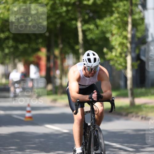 10.08.2025 - GEWOBA Citytriathlon Bremen Yannick Fuchs http://msf.ph/oto/8547496 10.08.2025 12:10:45 Radfahren 573, 622, 629, 644, 651, 656, 659, 685, 712, 716, 722, 730, 748, 755, 819, 898, 1014 meine-sportfotos.de
