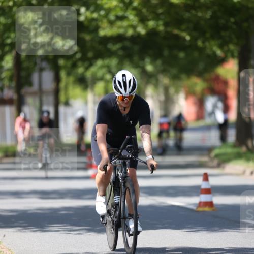 10.08.2025 - GEWOBA Citytriathlon Bremen Yannick Fuchs http://msf.ph/oto/8547545 10.08.2025 13:06:05 Radfahren 573, 630, 682, 741, 767, 793, 918, 948, 962, 981 meine-sportfotos.de