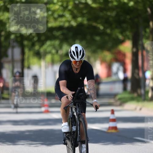10.08.2025 - GEWOBA Citytriathlon Bremen Yannick Fuchs http://msf.ph/oto/8547548 10.08.2025 13:06:06 Radfahren 573, 630, 682, 741, 767, 793, 918, 948, 962, 981 meine-sportfotos.de